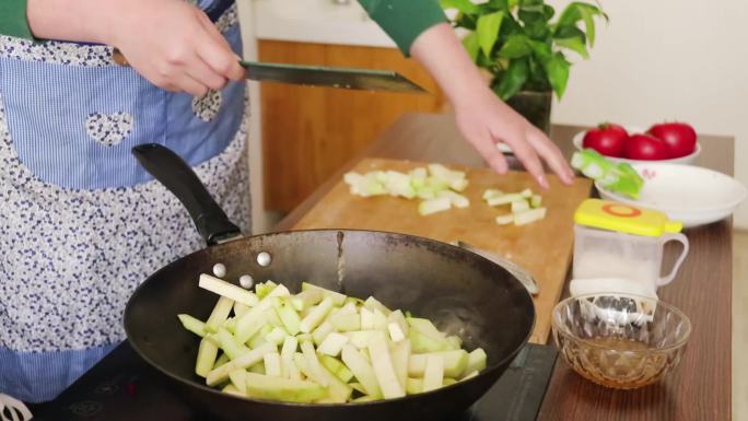 美食家常菜炒茄子制作视频素材