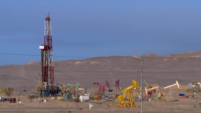 沙漠中的石油勘探