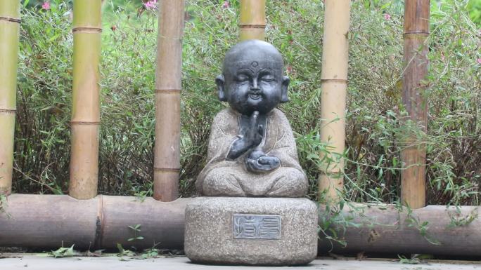 作揖的弥勒佛雕像