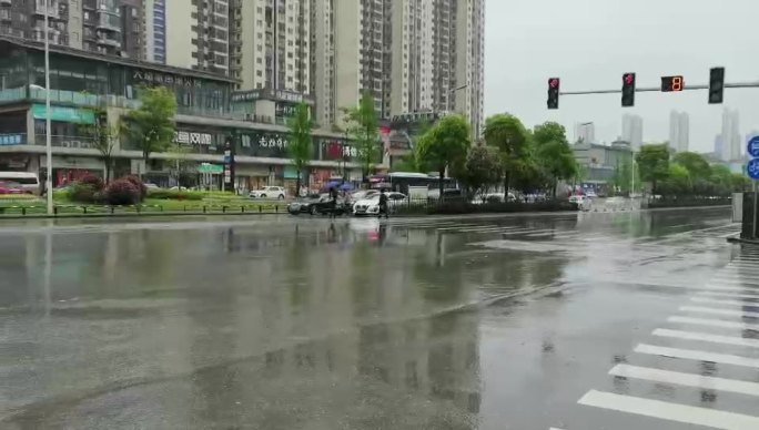 雨天街景路口红绿灯