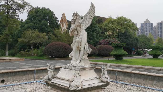 公园里的罗马女神雕像