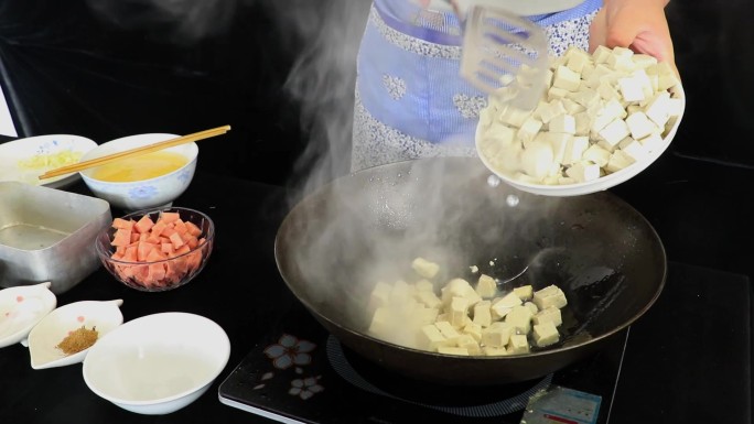 豆腐炒鸡蛋美食制作视频素材
