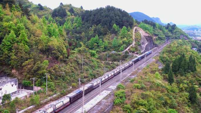 4K航拍货运火车在山区铁路上行驶