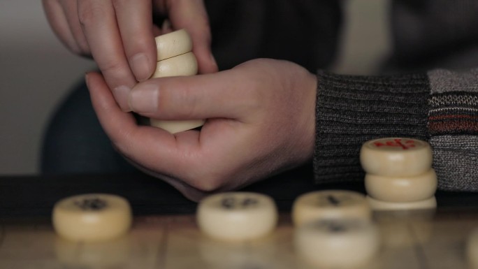 手拿棋子局部特写