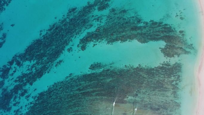 印尼湛蓝海水与沙滩航拍4k