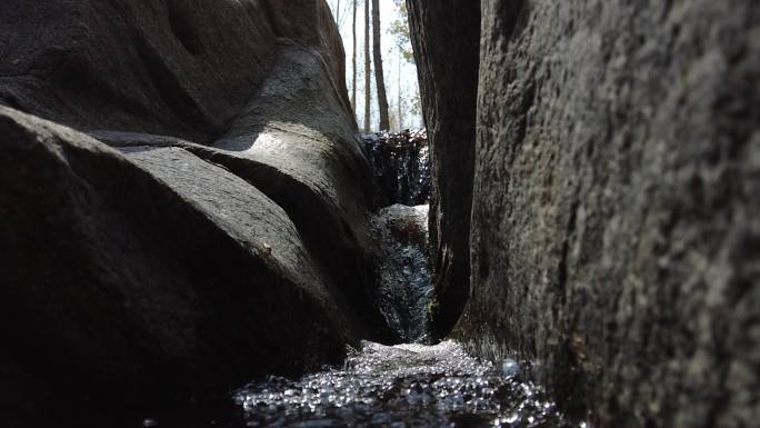 山涧岩石泉水溪水