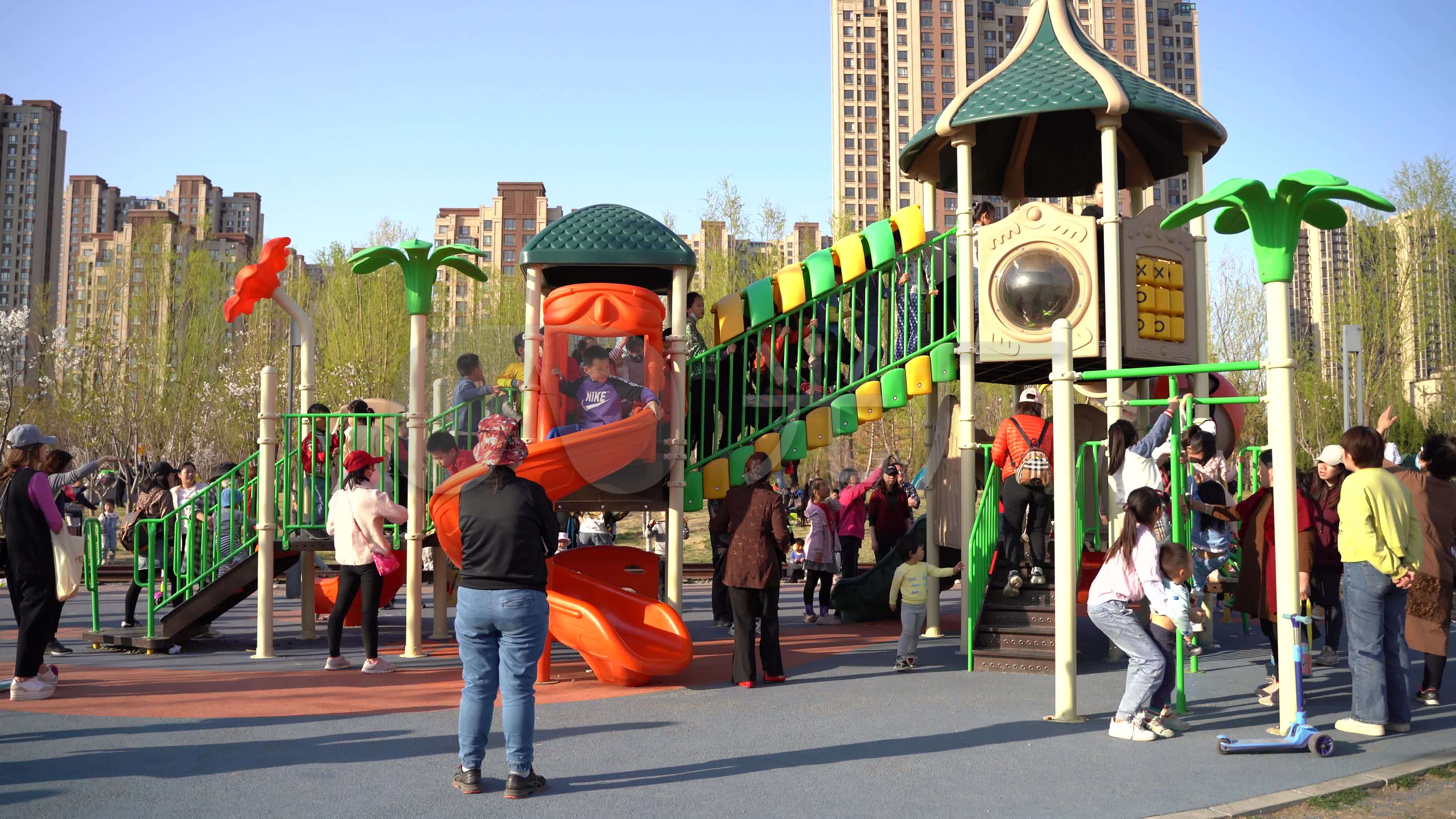 公园小孩玩滑梯