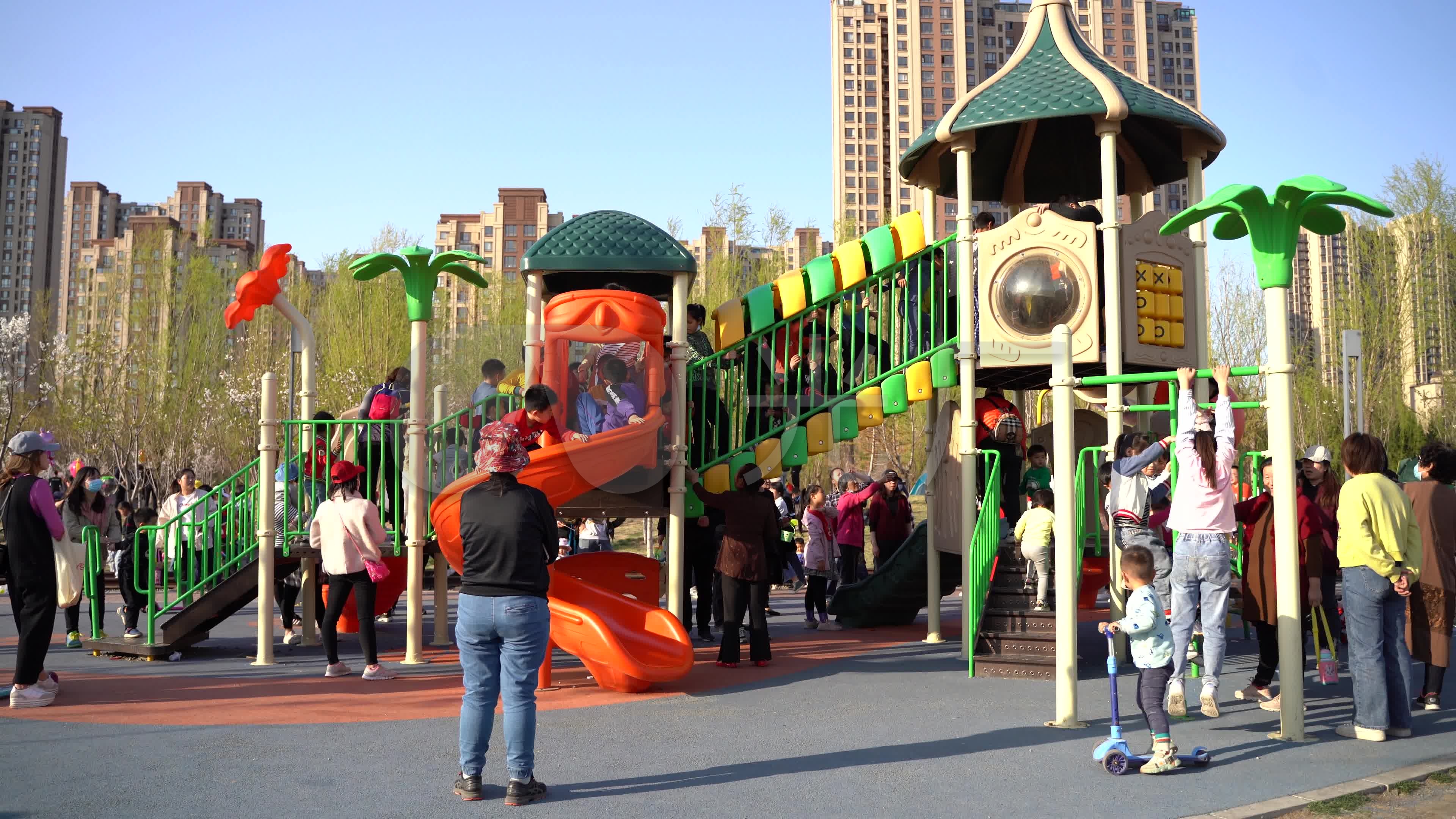 公园小孩玩滑梯