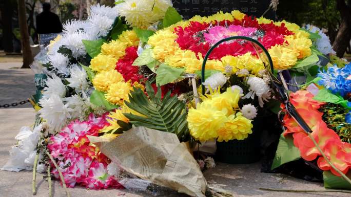 公园瞻仰烈士墓园摆放的花圈和花篮