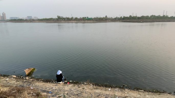 河边钓鱼的人河水钓鱼