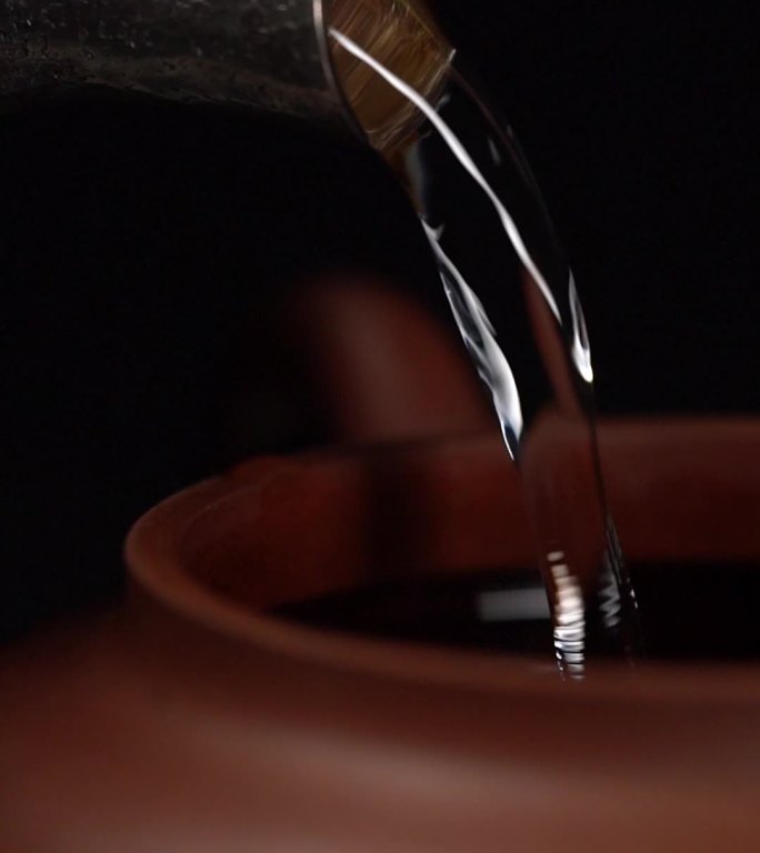 棚拍暗调竖版茶壶茶杯注水镜头