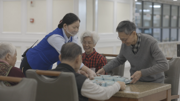 养老院老人午餐吃饭时间