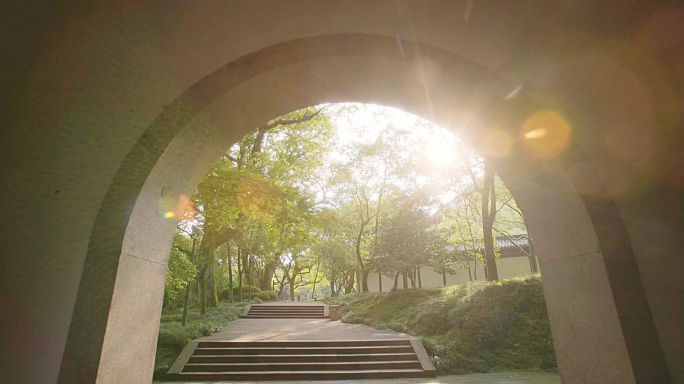 武夷山·武夷宫穿越大门树木繁茂阳光闪耀