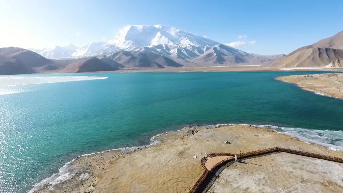 航拍新疆喀拉库里湖和慕士塔格峰