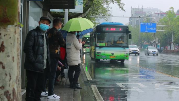 雨中公交站台候车的人-zjh