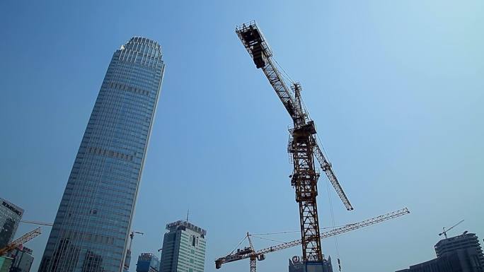 实拍城市建筑工地塔吊施工