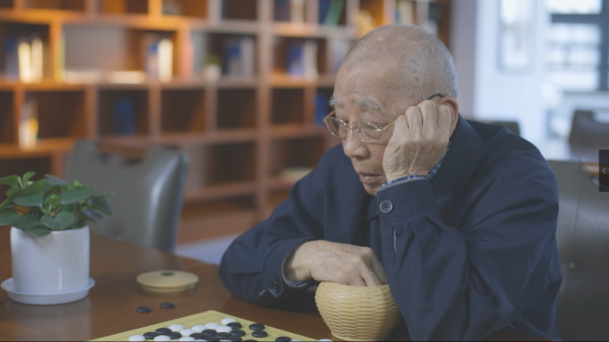 养老院老人下五子棋