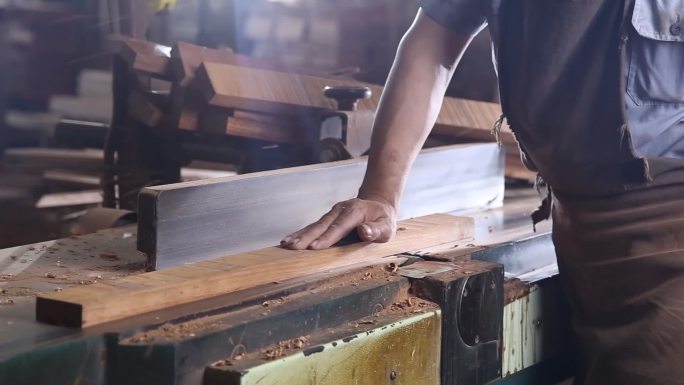 工厂工人木头切割锯木木材加工处理切割