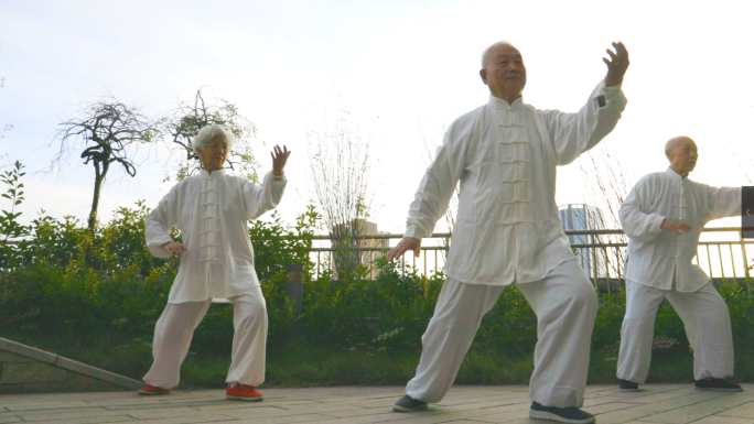 养老院老人打太极拳