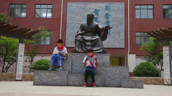 孔子雕像学生读书