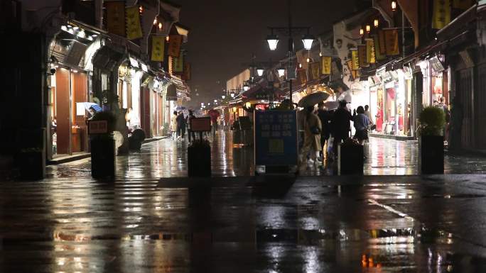 雨天古街街区夜景（杭州河坊街）
