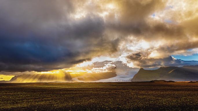 4K冰岛荒原冰川乌云消散日落耶稣光延时