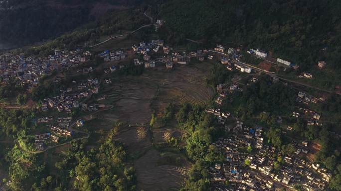 航拍山中宁静村落