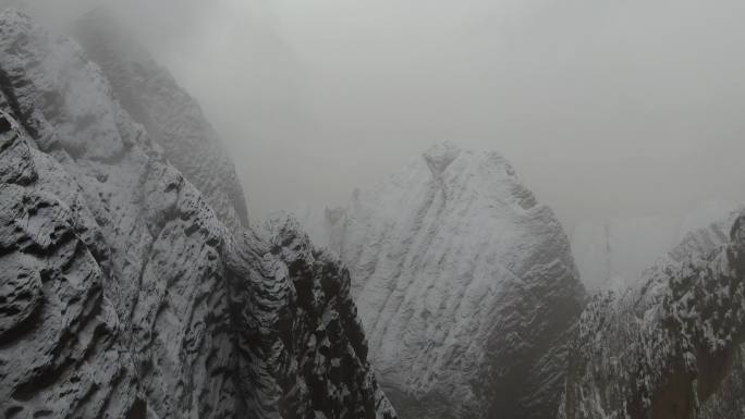 4k航拍新疆喀什天门雪山