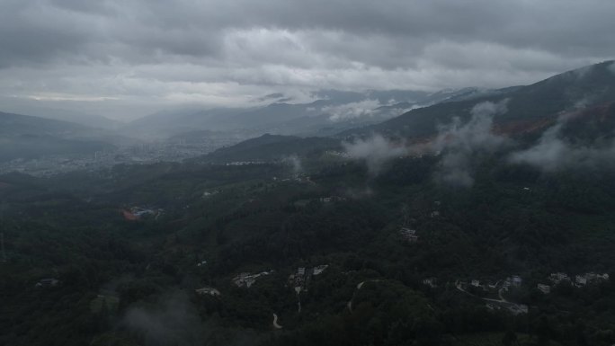 阴雨天大山航拍