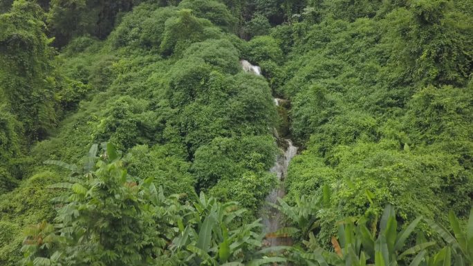 山间溪流