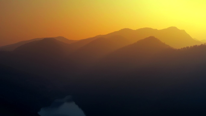 夕阳下环绕水库的山川