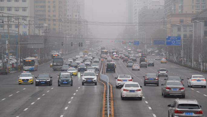 汽车行驶、道路交通、车流量大、出行方式