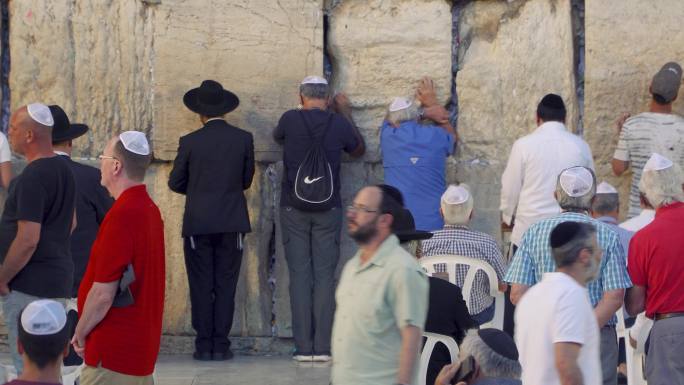 以色列耶路撒冷哭墙下祷告的人们