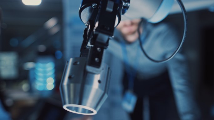 未来机器人手臂移动金属物体
