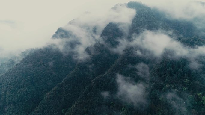 4K航拍南方山区云雾飘动01