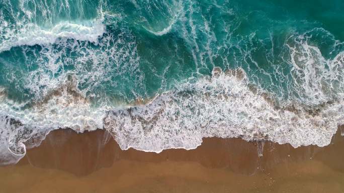 海浪沙滩海浪拍打沙滩航拍旅拍素材潮汐