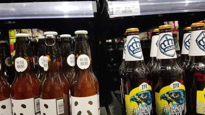 红酒啤酒饮料零食超市货架