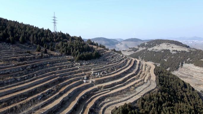 山川丘陵，脱贫攻坚