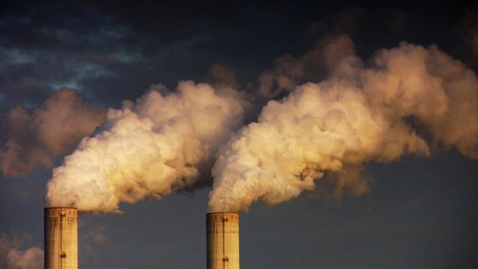 大型工厂排放废气浓烟烟筒环境污染