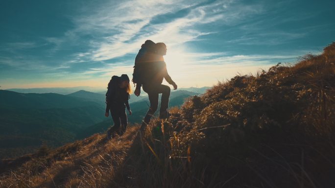 一对正在登山的夫妇