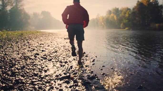 河边慢跑跑步特写慢动作晨跑户外运动