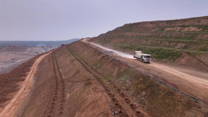 矿山道路洒水车洒水降尘