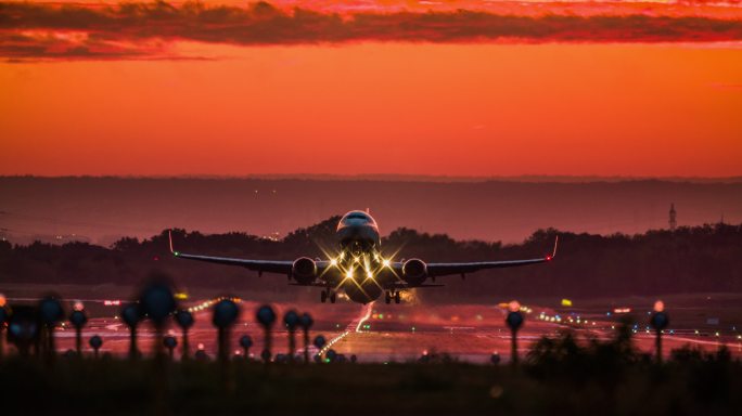 日落起飞的客机商用飞机气候变化航空航天工