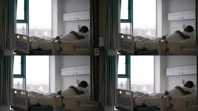一名老年病人躺在医院病房的床上