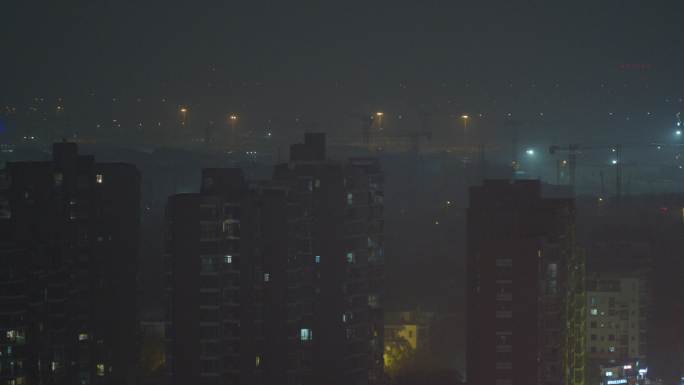 6K雾夜朦胧的城市郊区