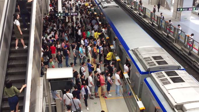 北京拥挤的地铁站