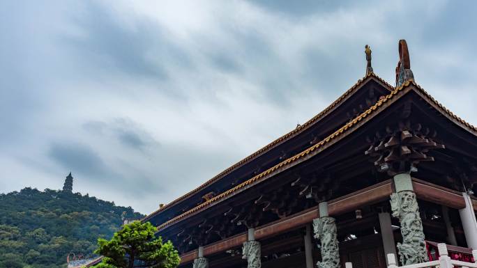 阴雨天的中式古代建筑屋顶延时摄影