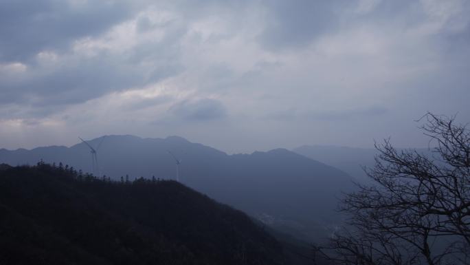 湘鄂边界高山上的风力发电机