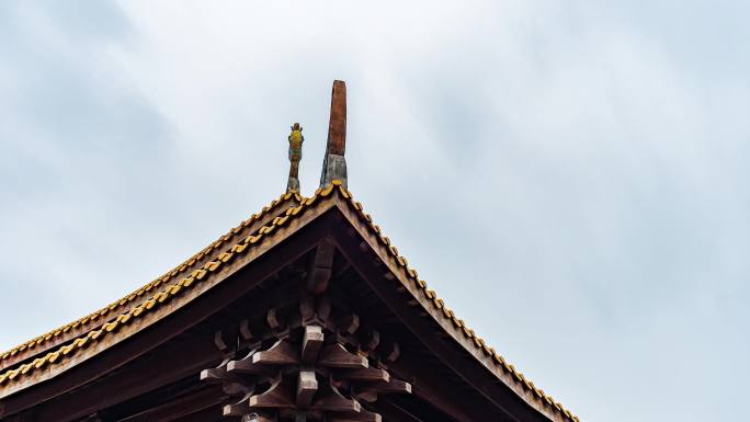 阴雨天的中式古代建筑屋顶延时摄影