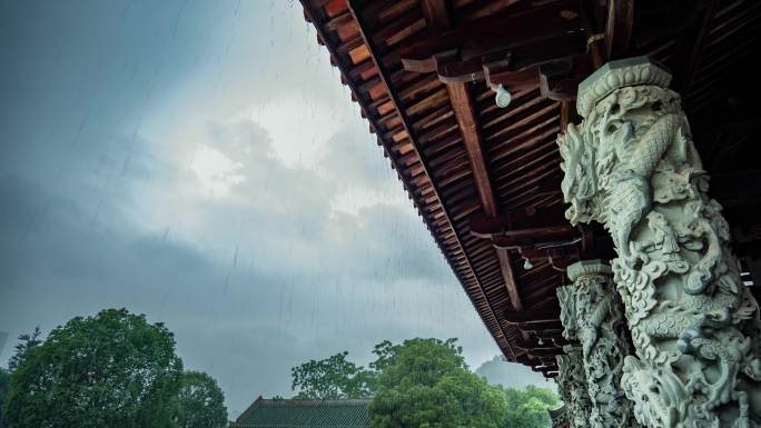 南宁孔庙中式古代建筑屋顶飞檐翘角斗拱雨景